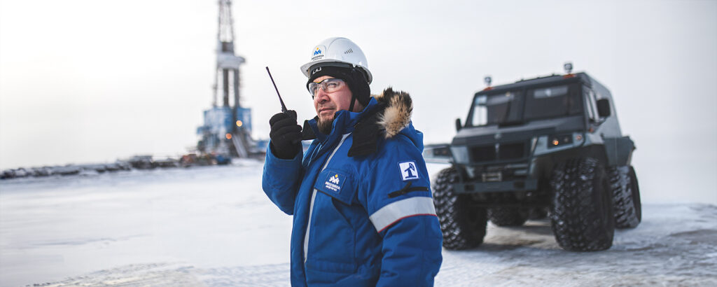 Вахтовик на северном месторождении на фоне вездехода