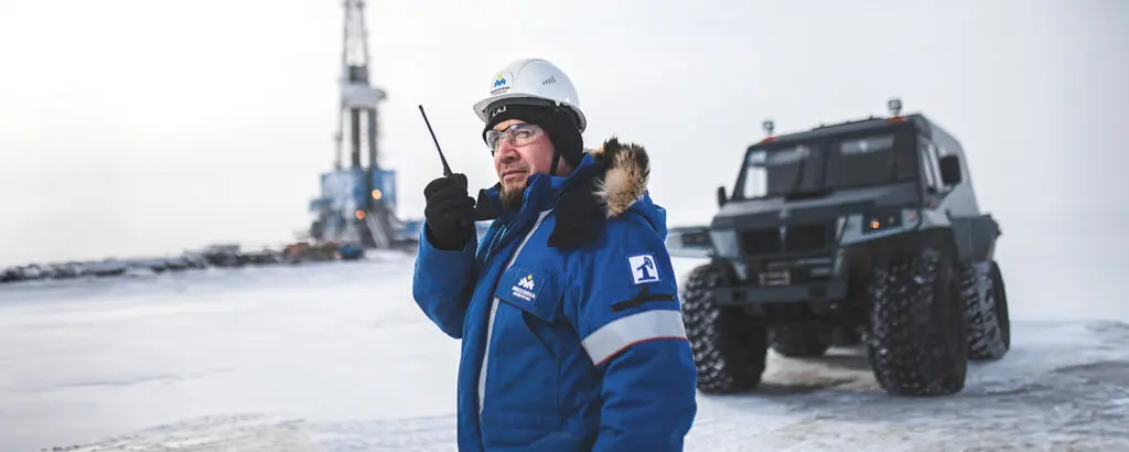 Вахтовик на северном месторождении на фоне вездехода