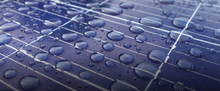 Капли воды на солнечной панели