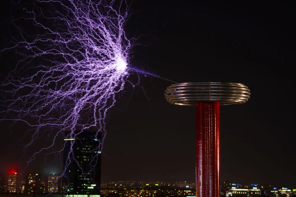 Катушка Теслы высвобождает сильный заряд электромагнитного поля