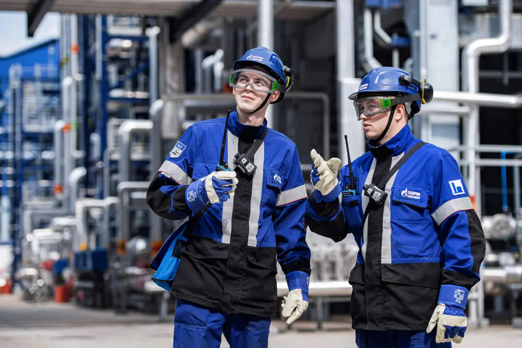 Сотрудники Омского нефтеперерабатывающего завода