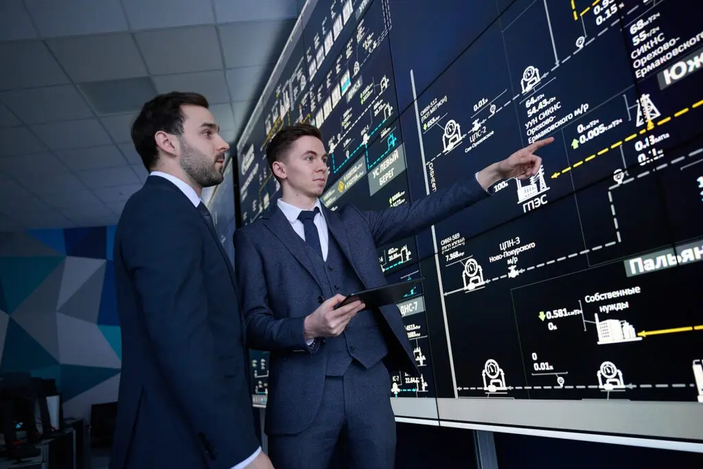 Сотрудники Центра управления добычей «Газпром нефти»