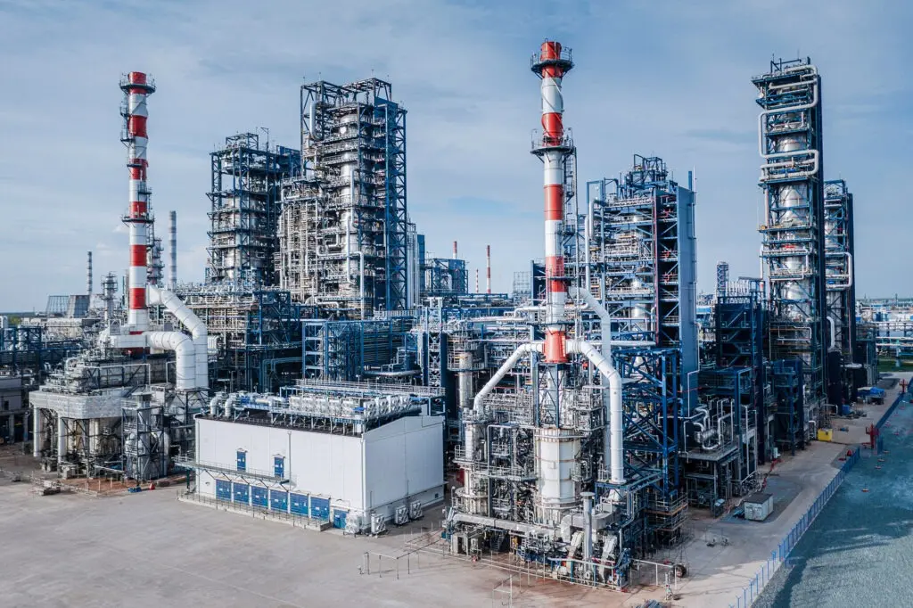 Здесь — в комплексе ЭЛОУ-АВТ — нефть обретает новую жизнь, чтобы стать топливом