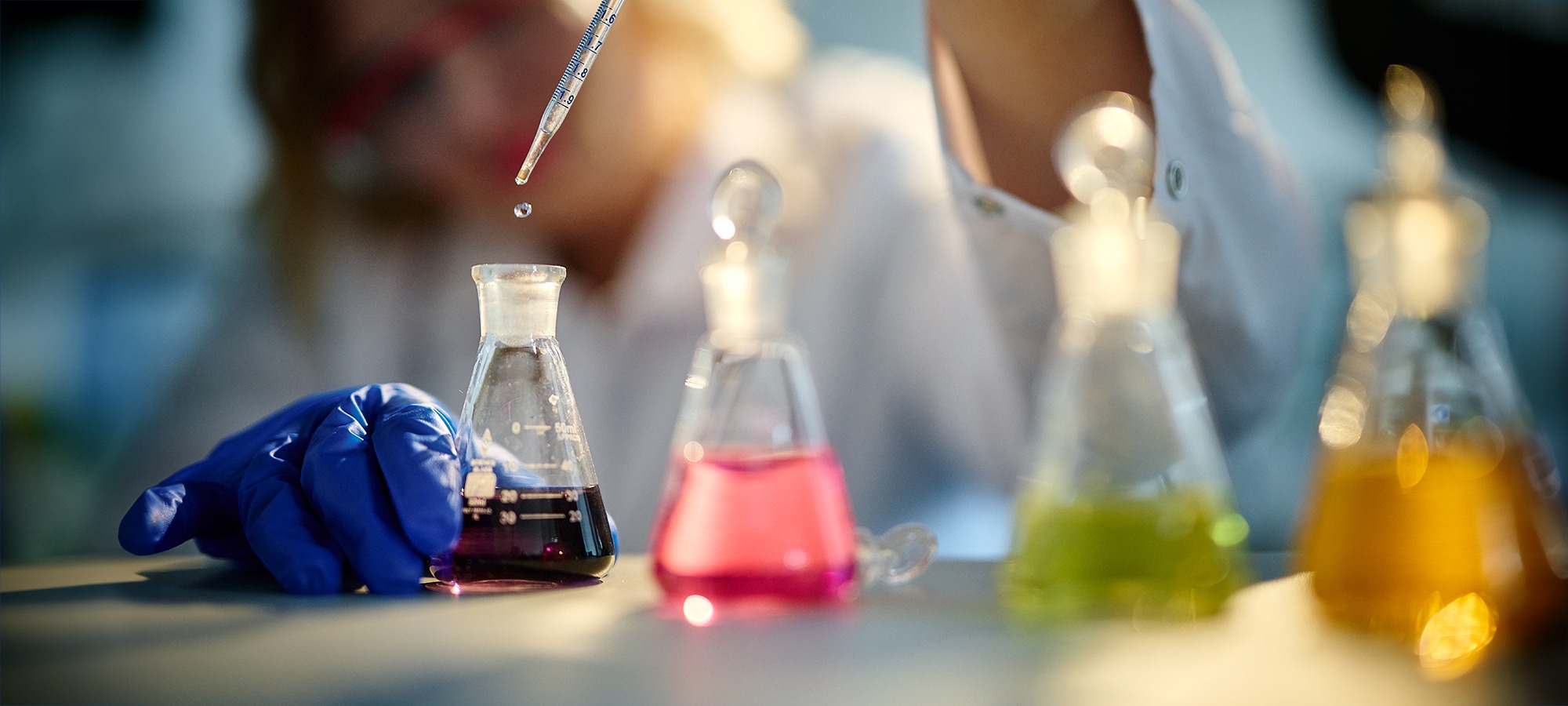 Колба с нефтью и колбы с различными видами топлива