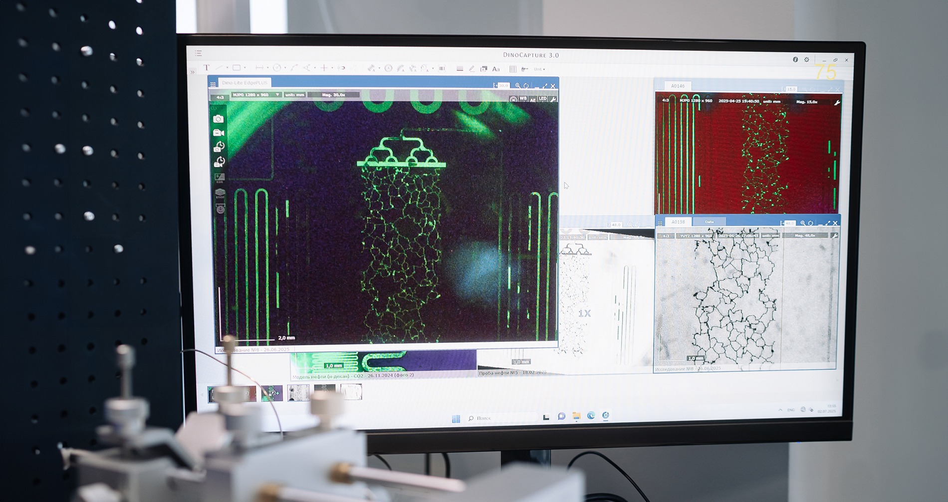 Сотрудник «Геосферы» работает с микрочипами