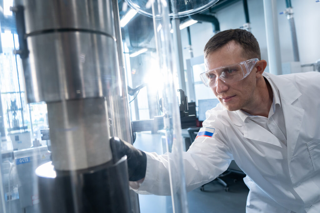 Сотрудник центра «Геосфера» работает с керном