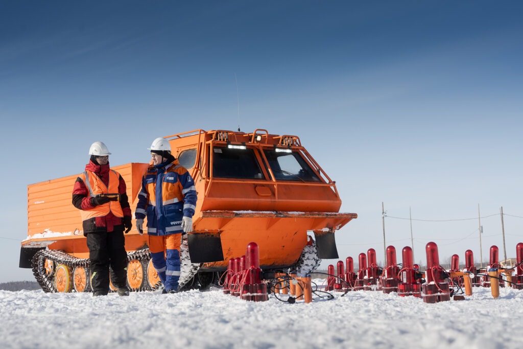 Специалисты устанавливают датчики для сейсморазведки