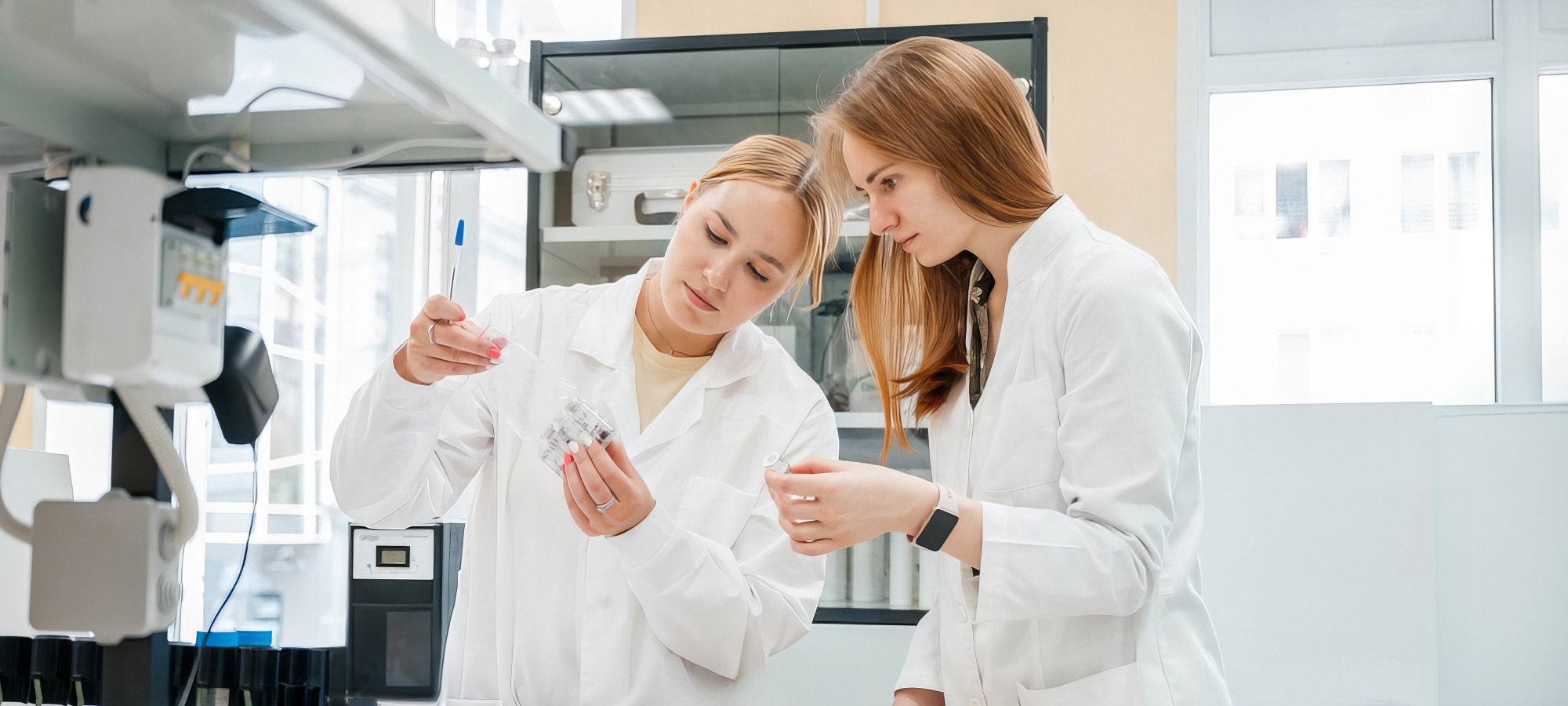 Студенты-изобретатели в лаборатории