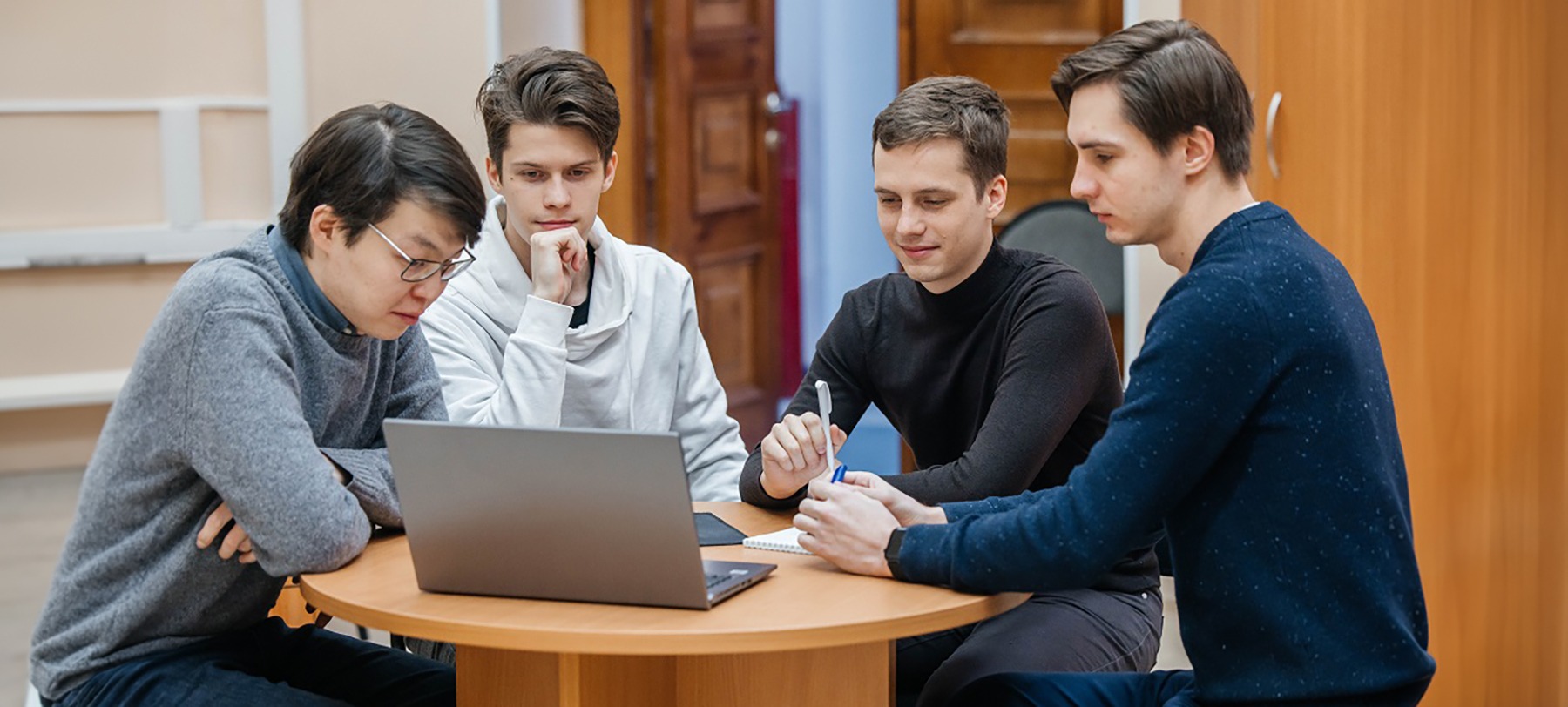 Обучающиеся во время мозгового штурма