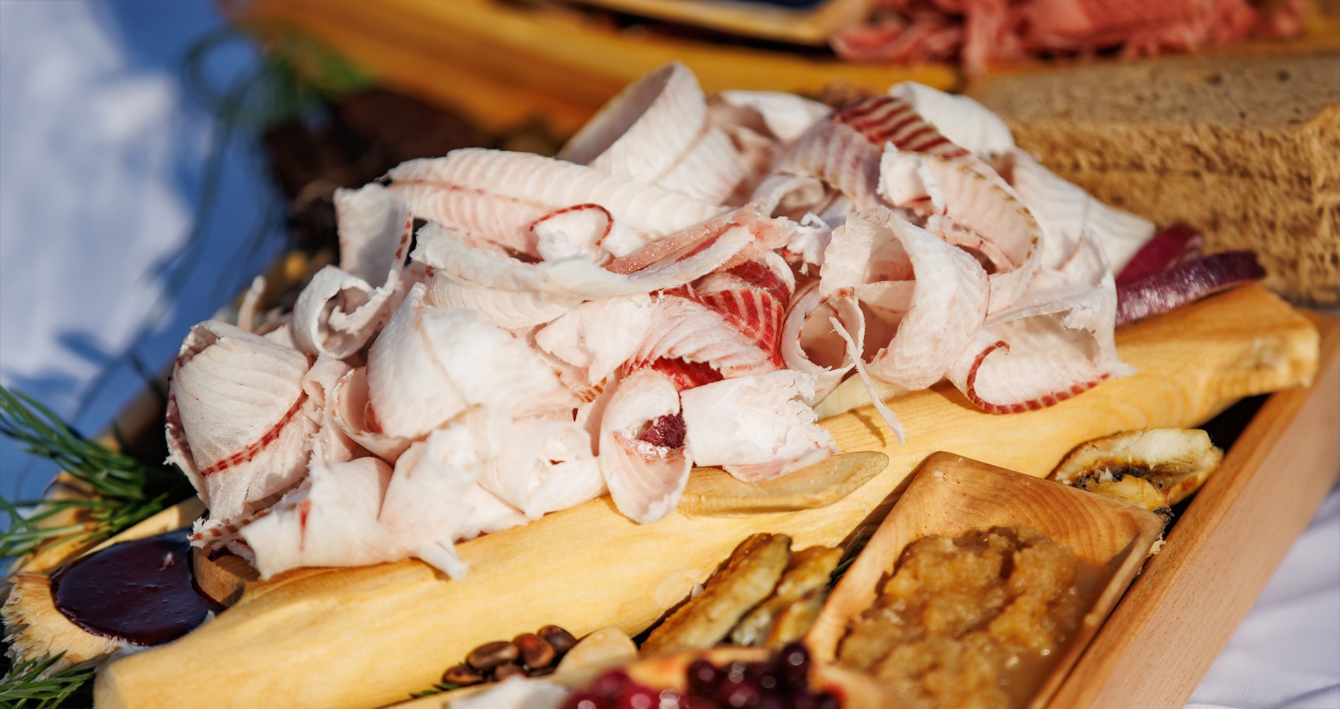 Строганина в традиционной подаче северных народов