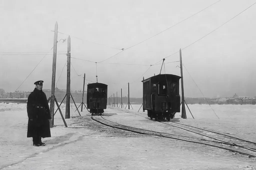 Контроллер возле пересечения путей ледовых трамваев. Фото из частной коллекции Фотогалереи Карла Буллы