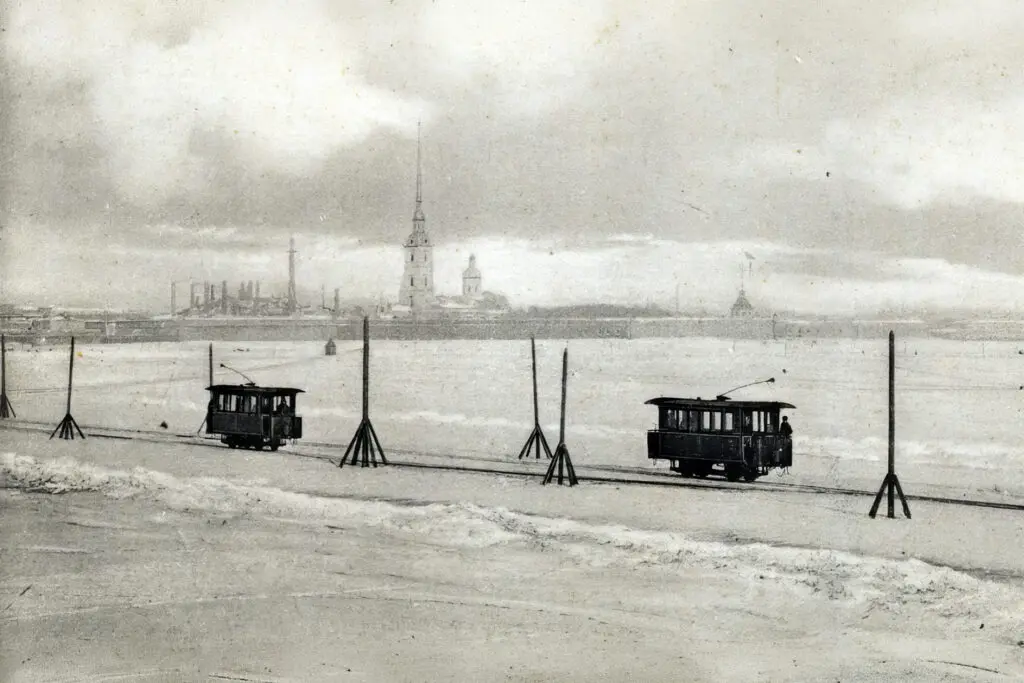 Ледовые трамваи пересекают Неву. Фото из частной коллекции Фотогалереи Карла Буллы