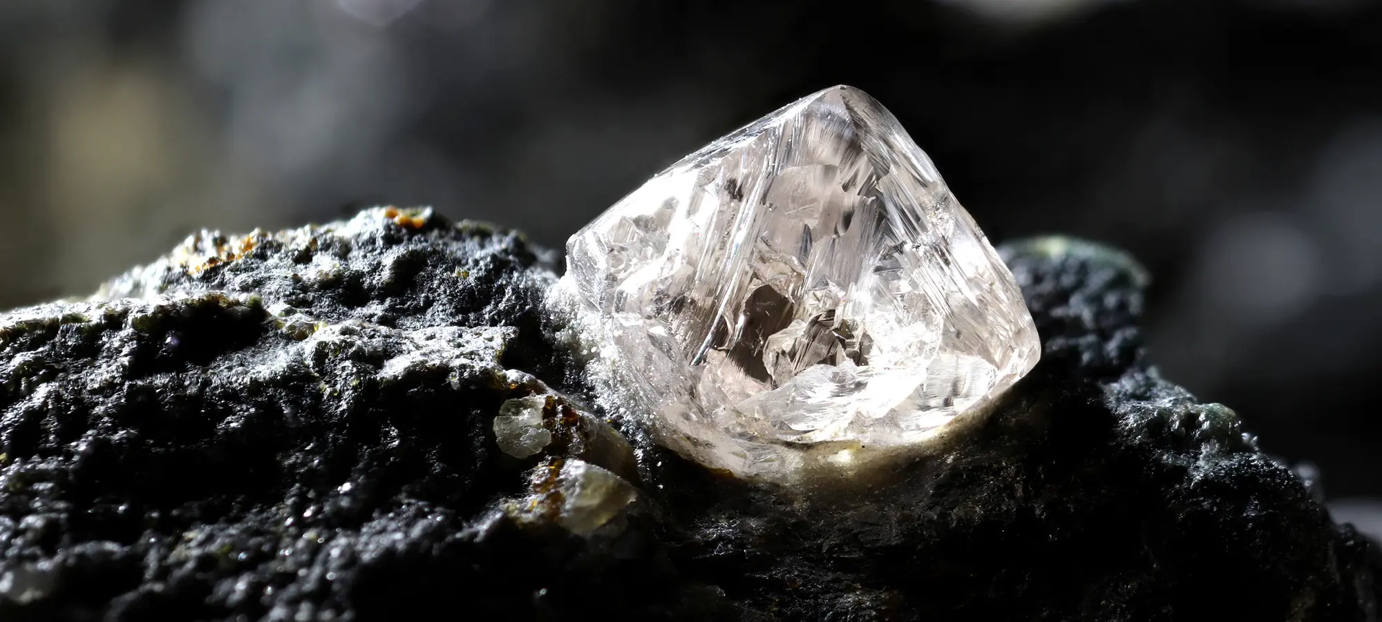 Природный алмаз, расположенный в горной породе