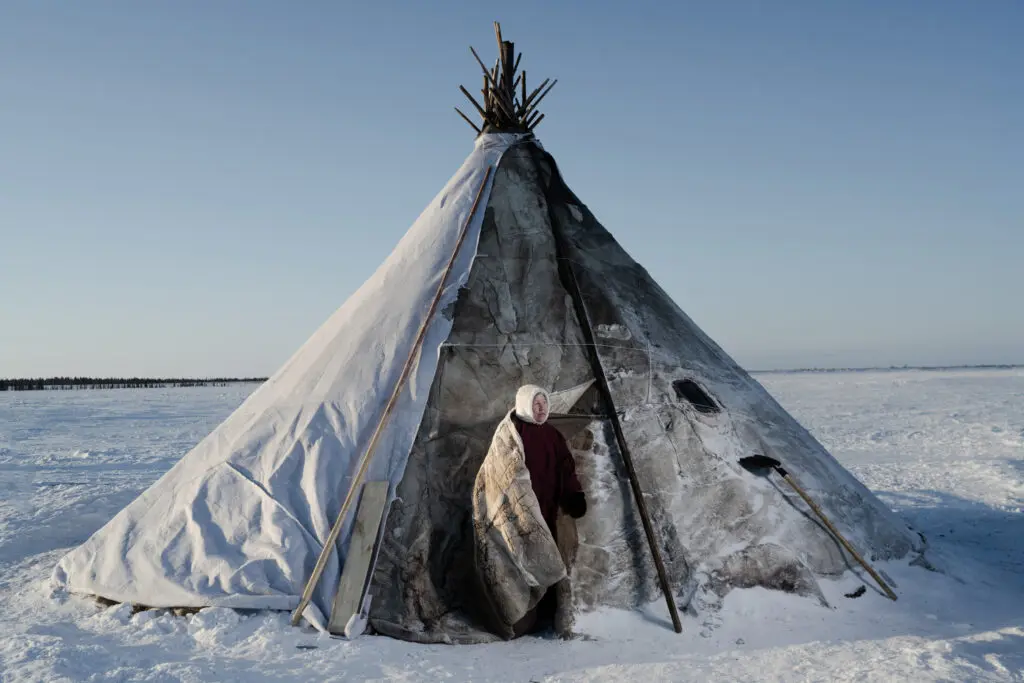 Представительница коренных народов выходит из чума