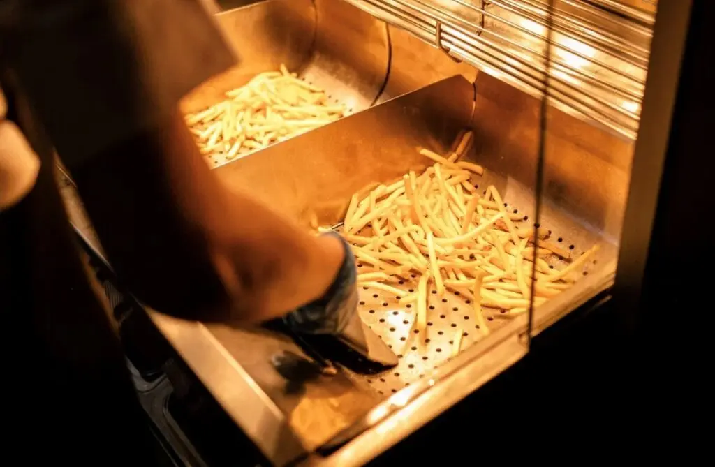 Приготовление картофеля фри в сети быстрого питания