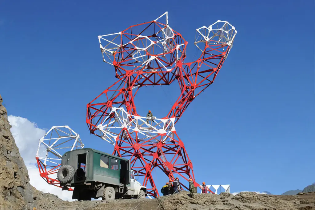 Опора ЛЭП в виде снежного барса. Фото: Опытный завод «Гидромонтаж»