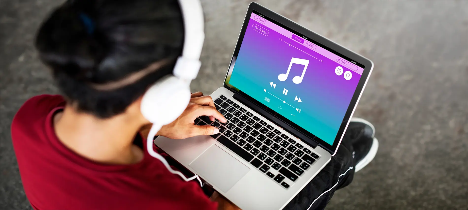 Молодой человек работает над музыкой с ноутбуком