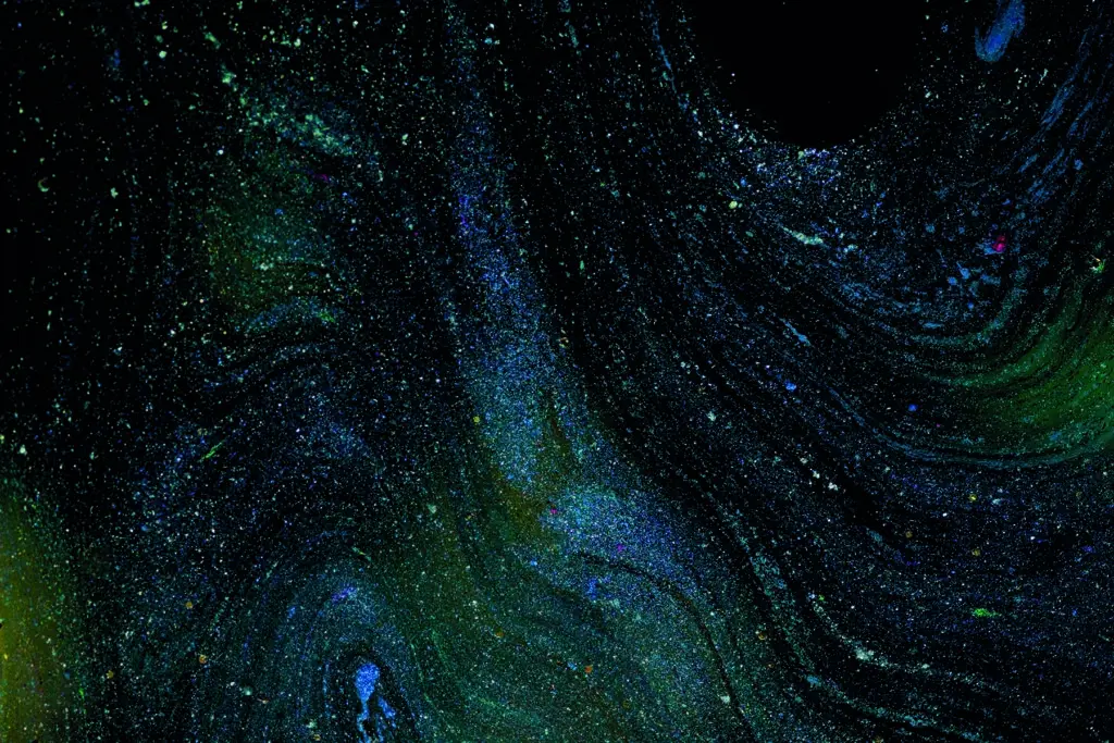 Капля нефти под микроскопом