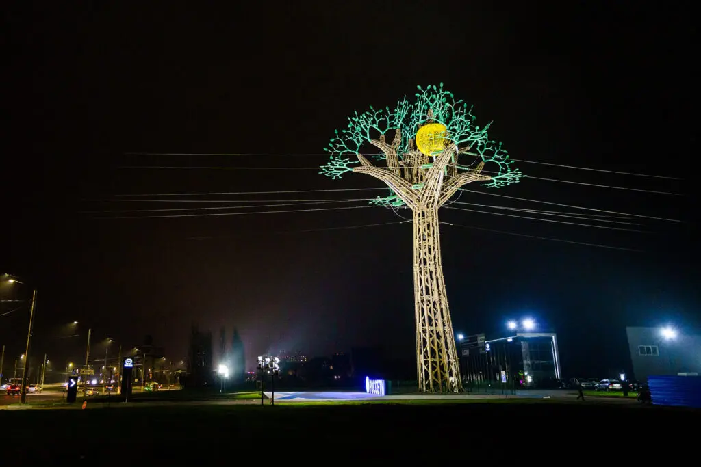 Опора ЛЭП в виде яблони. Фото: «ОМК Энергомаш»