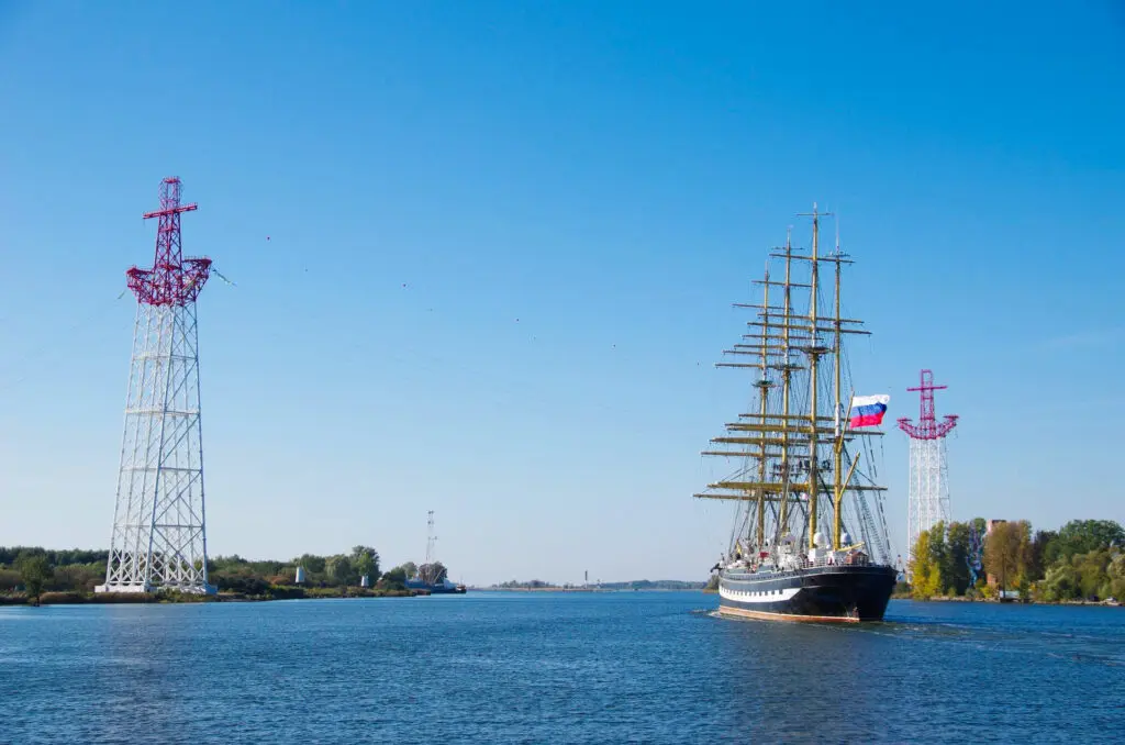 Опоры ЛЭП в виде якоря в Калининграде. Фото «Россети Янтарь»