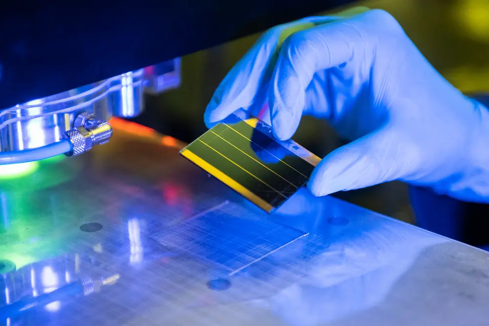 Пластина для солнечных батарей из перовскита. Фото: Университет науки и технологий МИСИС