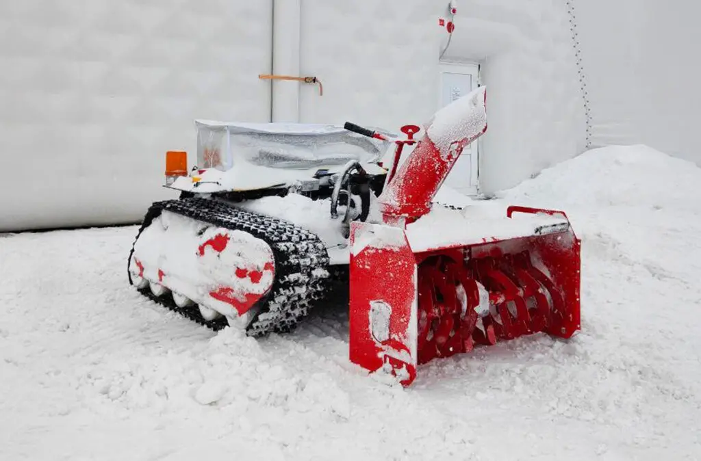 Робот-снегоуборщик проходит испытания