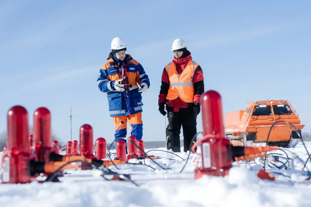 Специалисты «Газпром нефти» во время проведения сейсморазведки.