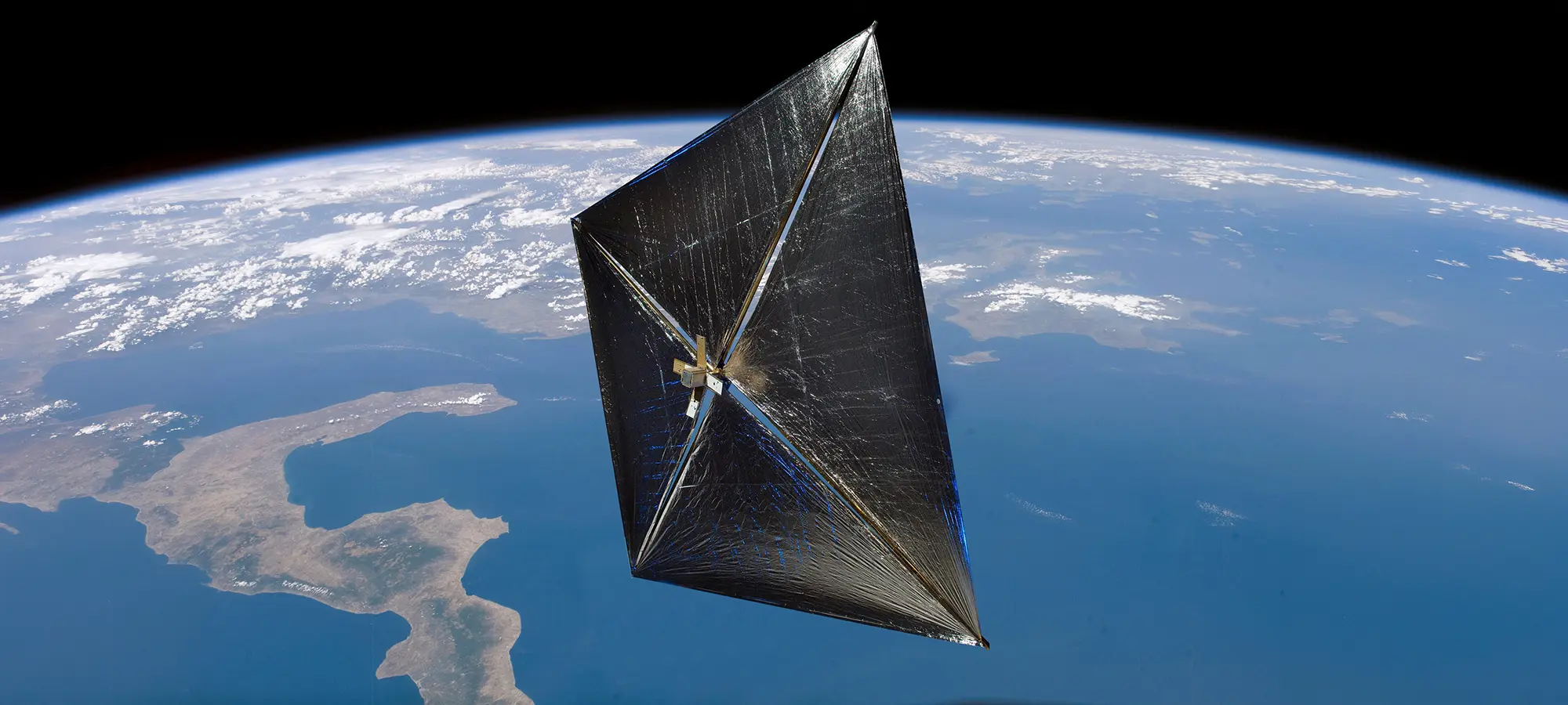 Спутник с космическим парусом