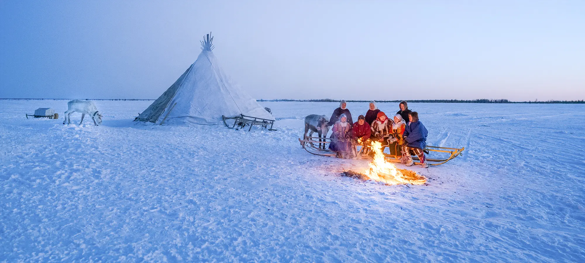 Жители тундры у костра