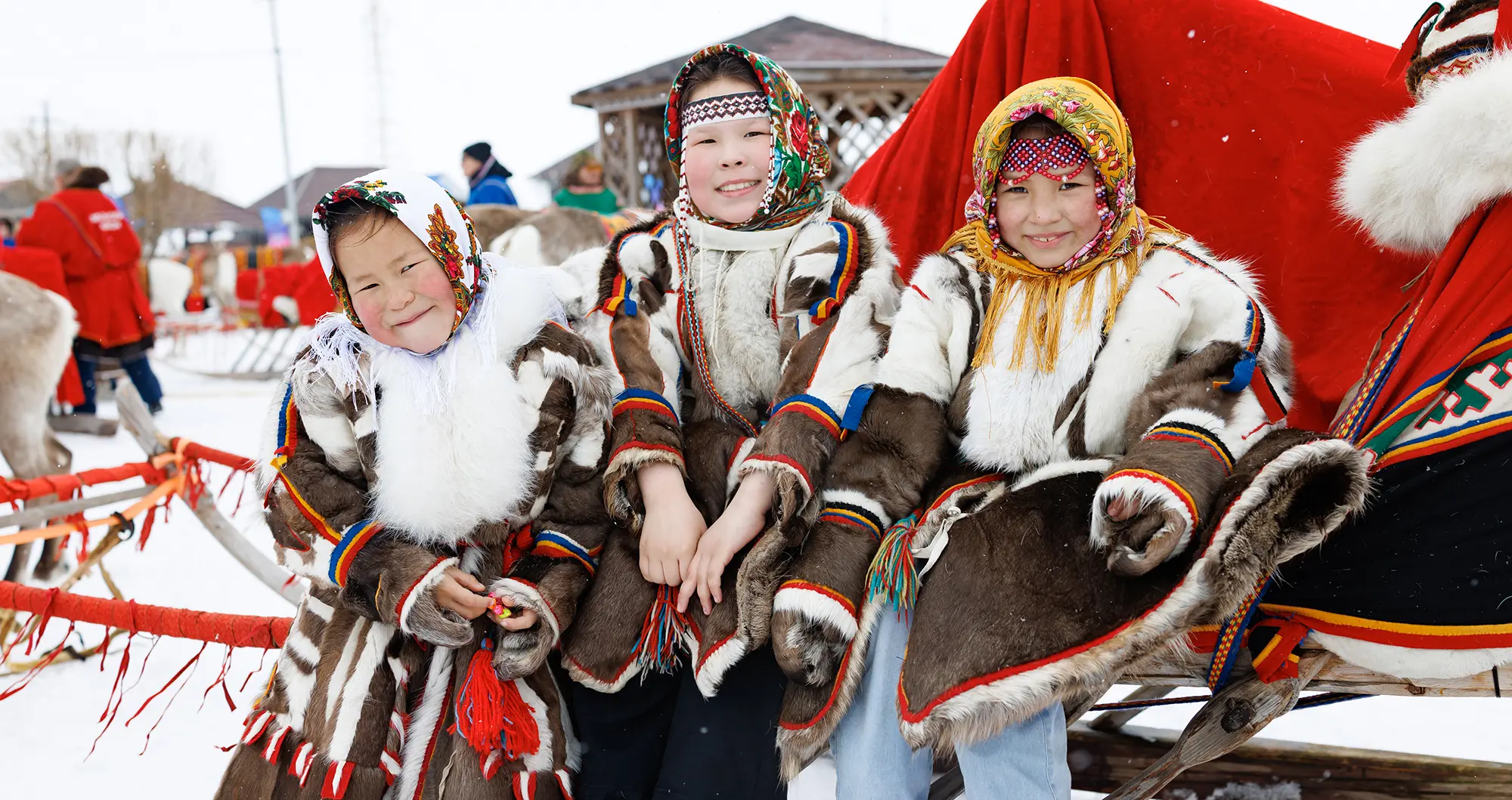 Украшенные оленьи упряжки и участники парада нарт
