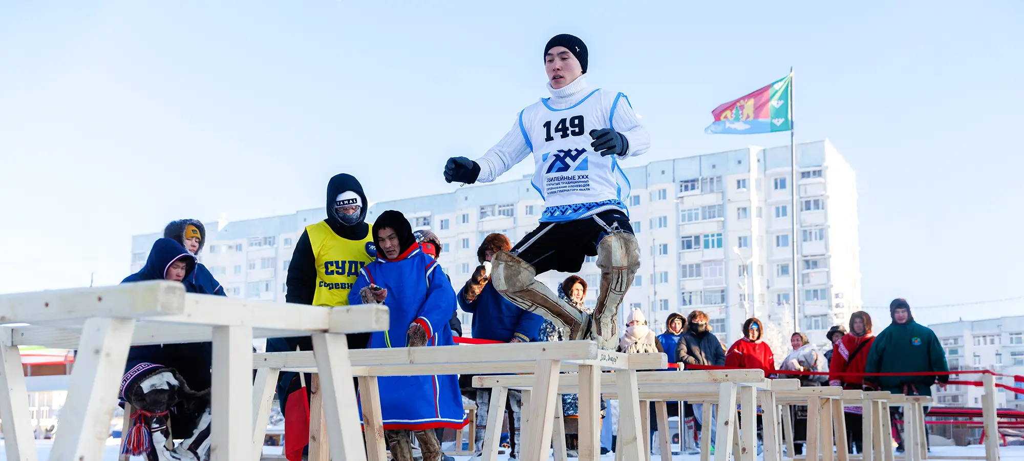 Соревнование по прыжкам через нарты на Дне оленевода