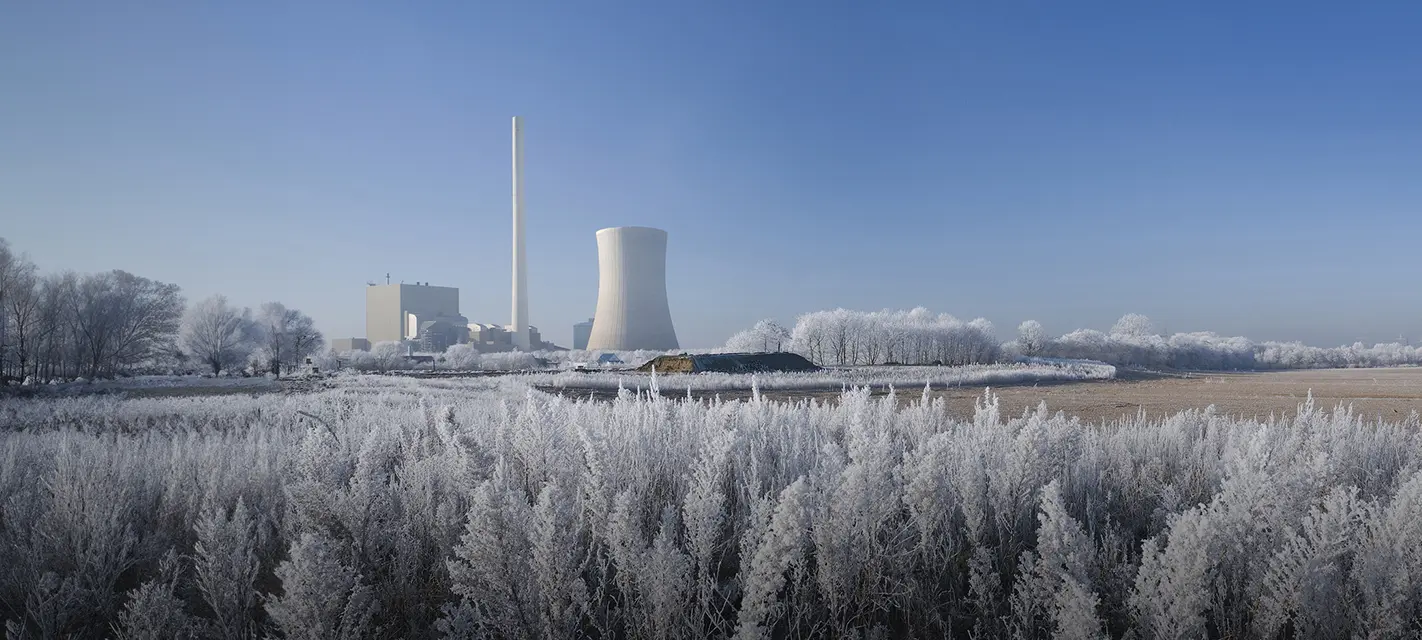 Зимний вид на электростанцию