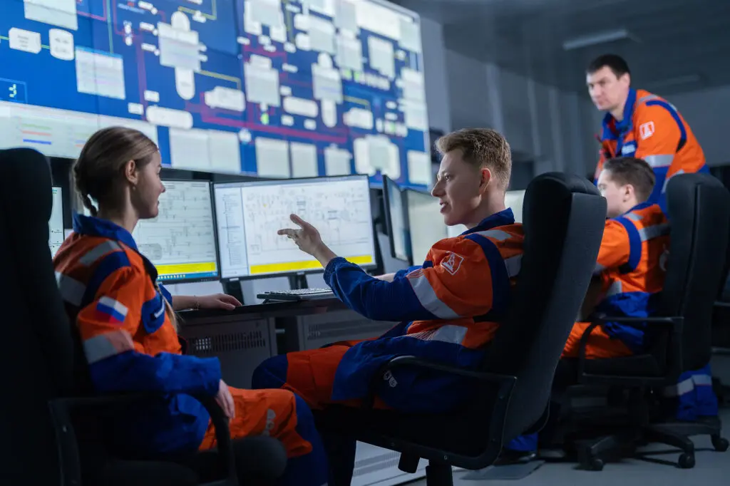 Вахтовики в операторной Уренгойского месторождения