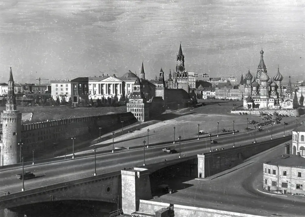 Маскировка стен и башен Кремля в 1941 году. Фото: mosenergo-museum.ru