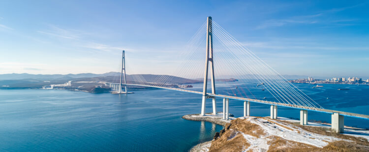 Вид на Русский мост во Владивостоке. iStock