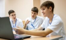 Обучающиеся вузов изучают вакансии в интернете