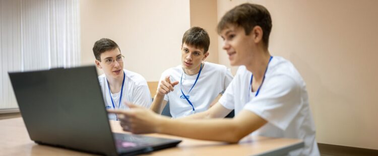 Обучающиеся вузов изучают вакансии в интернете