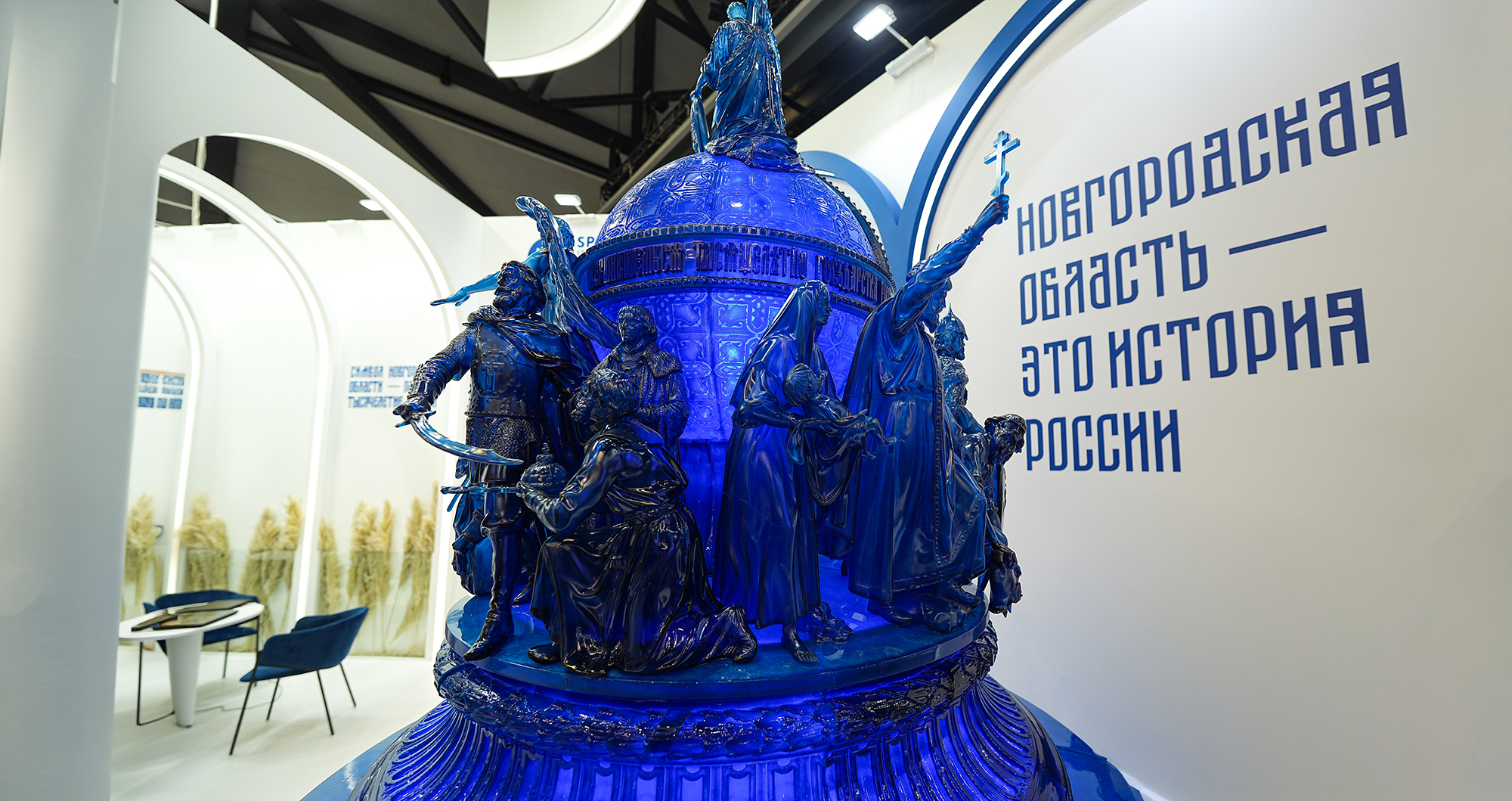 Стенд Новгородской области, копия памятника «Тысячелетие России» на ПМЭФ-2026