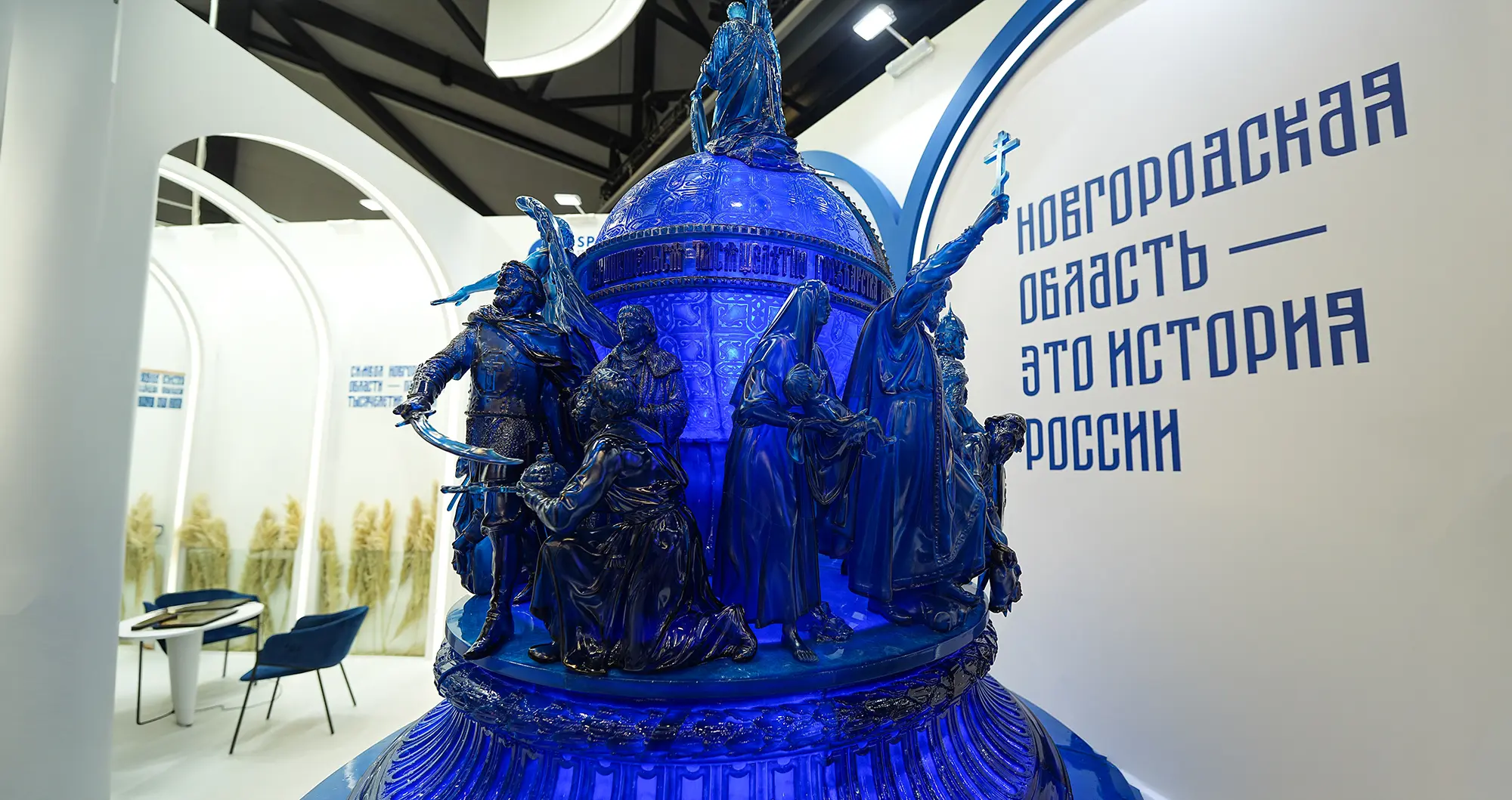 Стенд Новгородской области, копия памятника «Тысячелетие России» на ПМЭФ-2026
