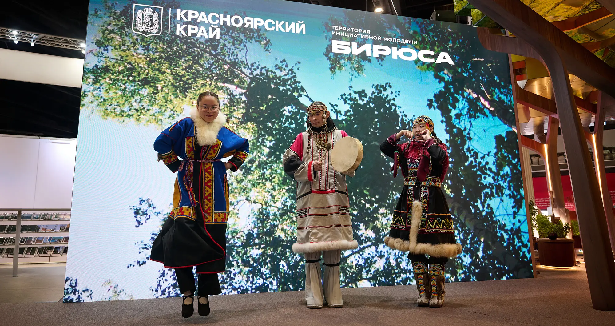 Выступление народов Крайнего Севера на стенде Красноярского края на ПМЭФ-2026